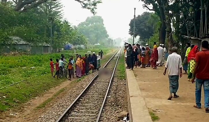 ট্রেন আসতে দেখে রেললাইনে শুয়ে পড়েন বৃদ্ধ