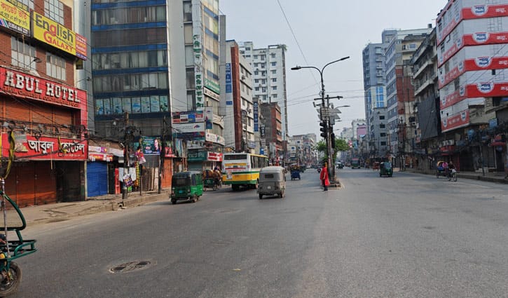 ঢাকা ফাঁকা, শেষ দিনেও বাড়ি ফিরছেন অনেকে