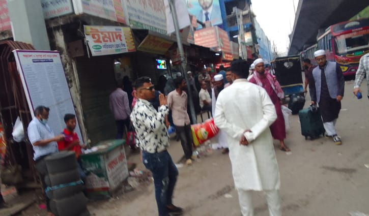 ছুটি কাটিয়ে ছুটির দিনে ঢাকায় ফিরছে মানুষ