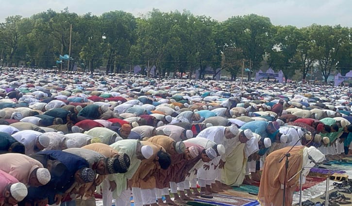 গোর-এ-শহীদ ময়দানে দেশের অন্যতম বৃহৎ ঈদের জামাত সম্পন্ন