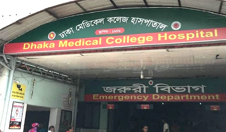 ঢাকা মেডিকেলে চিকিৎসক ও ঢাবি শিক্ষার্থীদের সংঘর্ষ, জরুরি সেবা বন্ধ