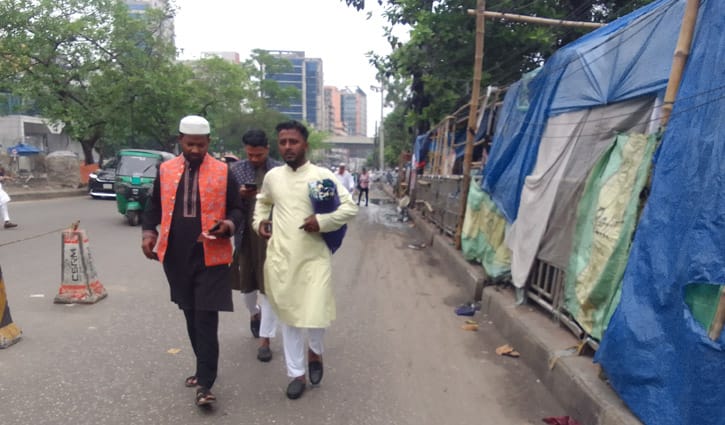 বৃষ্টি কোনো বাধা নয়, আল্লাহর রহমত: জাতীয় ঈদগাহে এক অদম্য বিশ্বাসের গল্প