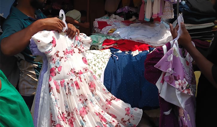 স্বল্প আয়ে স্বপ্নের কেনাকাটায় ভরসা ফুটপাত