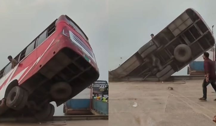 ঘাট তত্ত্বাবধায়ক বলছেন, ফেরির ধাক্কায় বাসটি পড়ে যায়