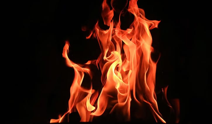 ড্রোন হামলায় আবুধাবির জ্বালানি ডিপোতে আগুন