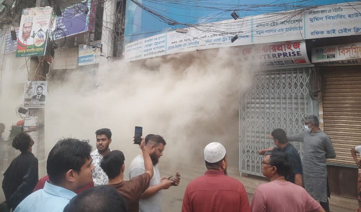 পুরান ঢাকায় ভবনে আগুন