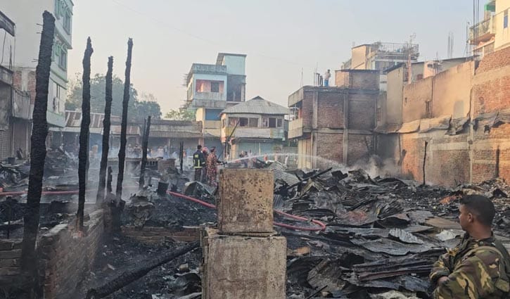 দীঘিনালায় মধ্যরাতের আগুনে পুড়ল ৩৫ দোকান