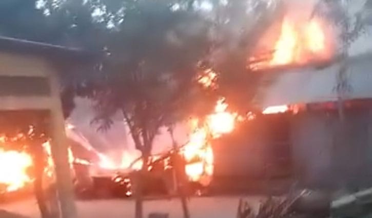 জমি নিয়ে বিরোধে মায়ের ঘরে আগুন দিল ছেলে