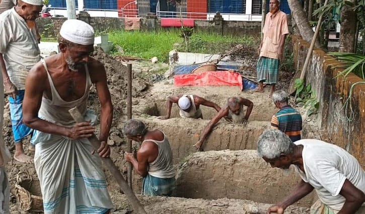 পাশাপাশি কবরে শায়িত হলো একই পরিবারের ৪ জন