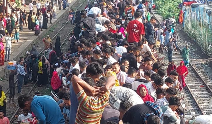 ট্রেনের ছাদে জীবনের ঝুঁকি, তবুও নাড়ির টানে বাড়ি ফেরা