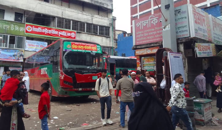 বাড়তি ভাড়ার আক্ষেপ নিয়ে ঈদের দ্বিতীয় দিনেও বাড়ি ফিরছে মানুষ