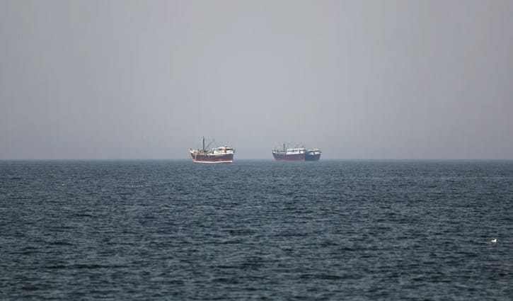 হরমুজ প্রণালী বন্ধ ঘোষণা করল ইরান, জাহাজ চলাচলে হামলার হুমকি