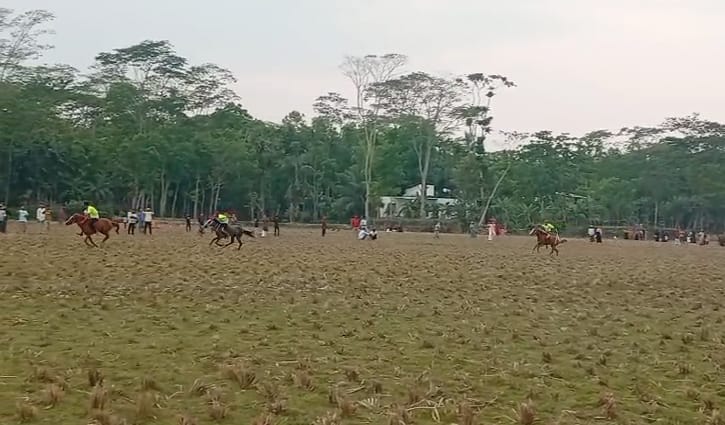 ঝালকাঠিতে ঘোড়দৌড় দেখতে মানুষের ঢল