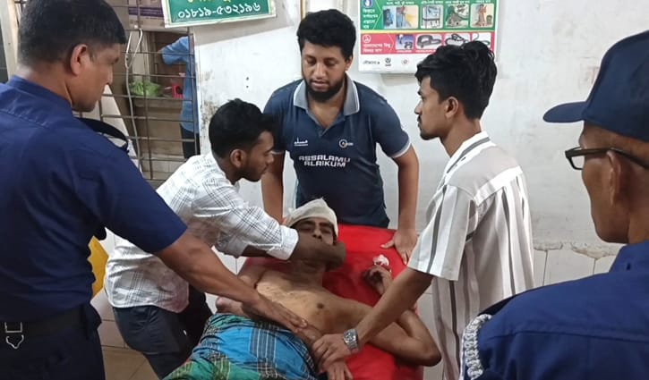 ছেলেসহ ৩ জনকে কুপিয়ে ছাদ থেকে লাফ অবসরপ্রাপ্ত পুলিশের, হাসপাতালে মৃত্যু