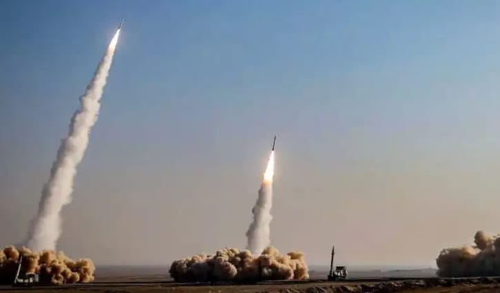 ইরানের ক্ষেপণাস্ত্র হামলায় মধ্য ইসরায়েলে ক্ষয়ক্ষতি