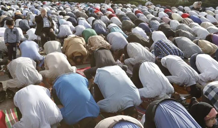 ইরান জুড়ে মার্কিন-ইসরায়েলি হামলার মধ্যেও ঈদ বরণে মানুষের ঢল