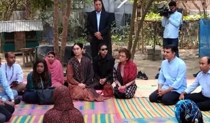 মাদুরে বসে গ্রামের নারীদের সুখ-দুঃখের কথা শুনলেন জাইমা