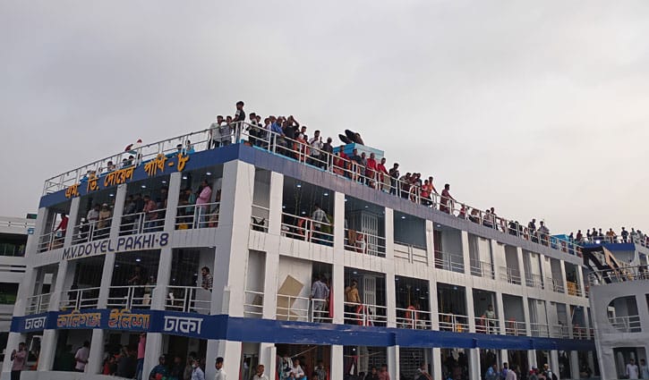 ঝুঁকি নিয়ে লঞ্চের ছাদে বাড়ি ফিরছে মানুষ