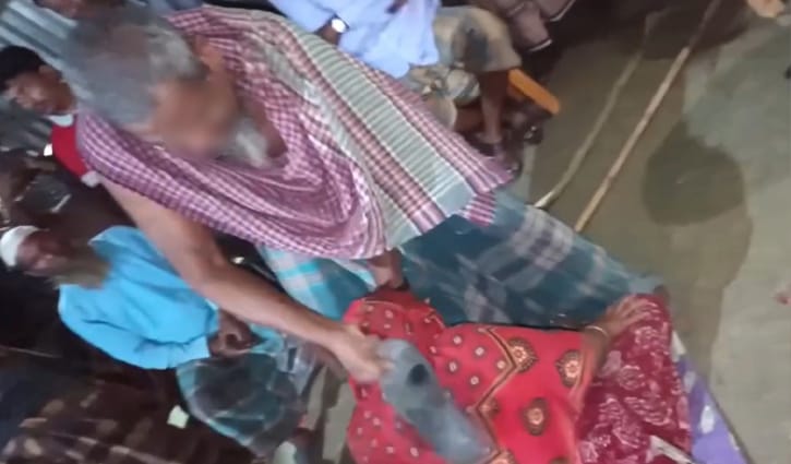 ইউপি চেয়ারম্যানের নির্দেশে নারীকে জুতাপেটার অভিযোগ