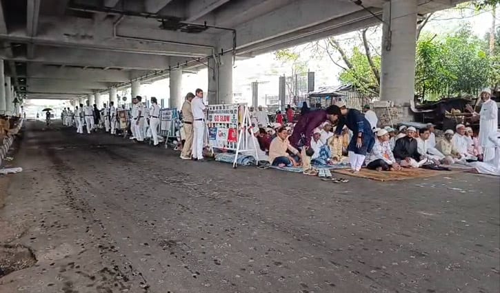 বৃষ্টিতে জলমগ্ন মাঠ, রাস্তায় ঈদের নামাজ পড়া নিয়ে কলকাতায় পুলিশ-মুসল্লি বচসা