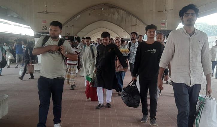 কমলাপুরে ফিরতি যাত্রীদের উপচে পড়া ভিড়, যুক্ত হয়েছে স্পেশাল ট্রেন