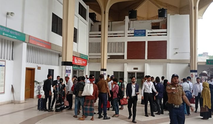 কমলাপুরে বাড়ছে ঢাকামুখী মানুষের ভিড়