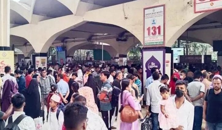 কমলাপুরে ফিরতি স্রোত, ছুটি শেষে জীবিকার শহরে ফিরছে মানুষ