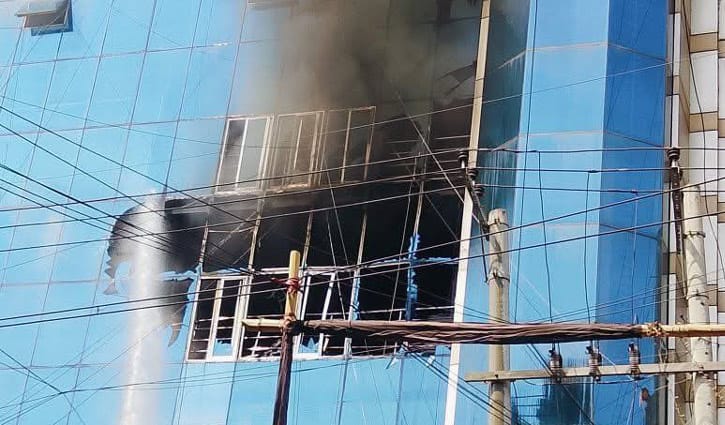 চট্টগ্রামের টেরিবাজারে বহুতল মার্কেটে আগুন