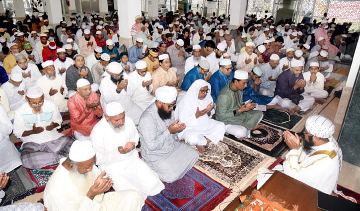 খুলনায় উৎসবমুখর পরিবেশে ঈদ উদযাপন