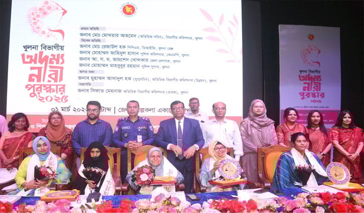 খুলনায় পাঁচ নারী পেলেন অদম্য নারী সম্মাননা