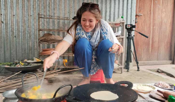 মাটি-মানুষকে ভালোবাসার বন্ধনে বাঁধলেন বিদেশি দম্পতি