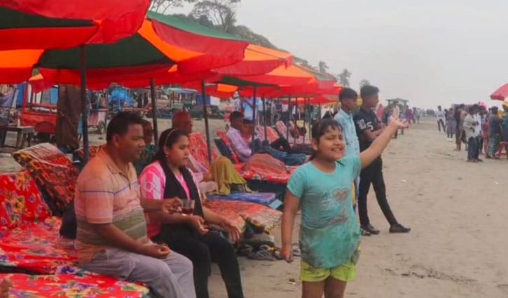 বৈরী আবহাওয়া উপেক্ষা করে কুয়াকাটায় পর্যটকের ঢল