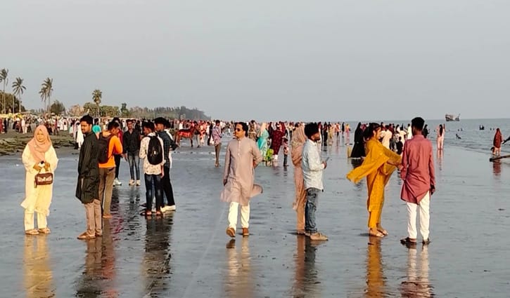 ঈদের তৃতীয় দিনে জনসমুদ্র কুয়াকাটা