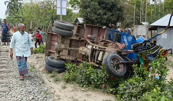 ঝিনাইদহে ট্রেনের ধাক্কায় লাটাহাম্বা চালক নিহত