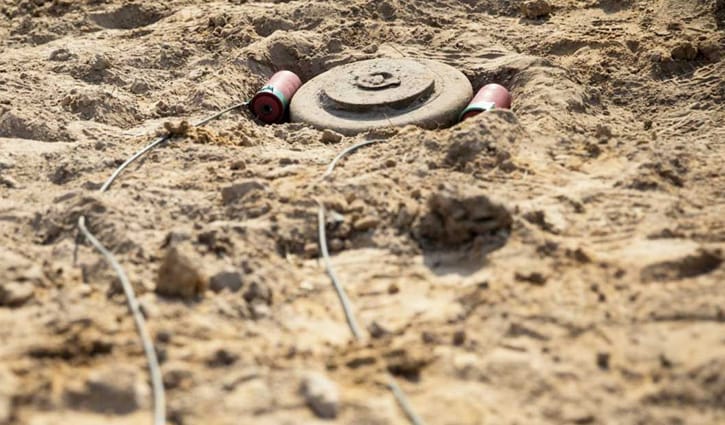 মাইন বিস্ফোরণে রোহিঙ্গা তরুণের পায়ের গোড়ালি বিচ্ছিন্ন