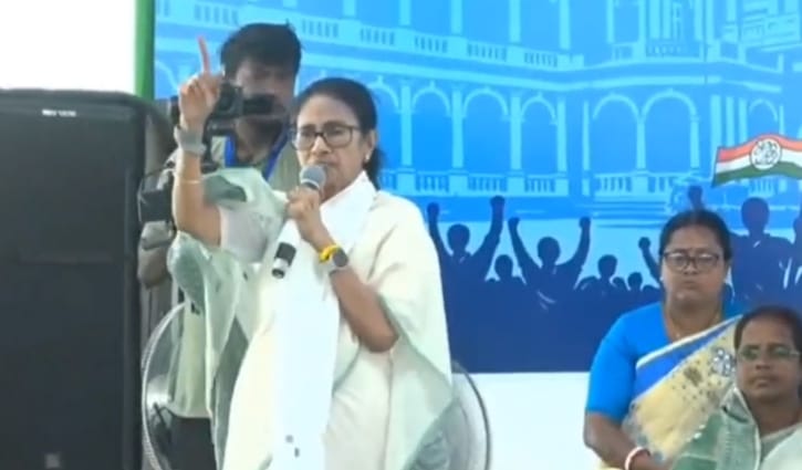 বিজেপি বিষধর সাপ, বলছেন মমতা