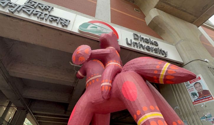 মেট্রোরেল স্টেশনে আটকে ভাঙল বৈশাখী মোটিফ