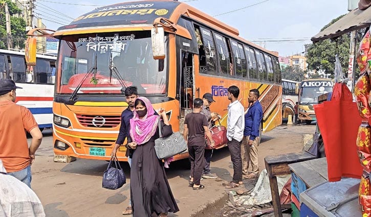 চিরচেনা রূপে ফিরছে ঢাকা, মহাখালী টার্মিনালে ফিরতি যাত্রীদের ভিড়