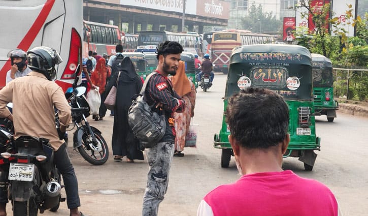 ঈদ ফিরতিযাত্রা: মহাখালী বাস টার্মিনালে হাজারো মানুষের ভিড়