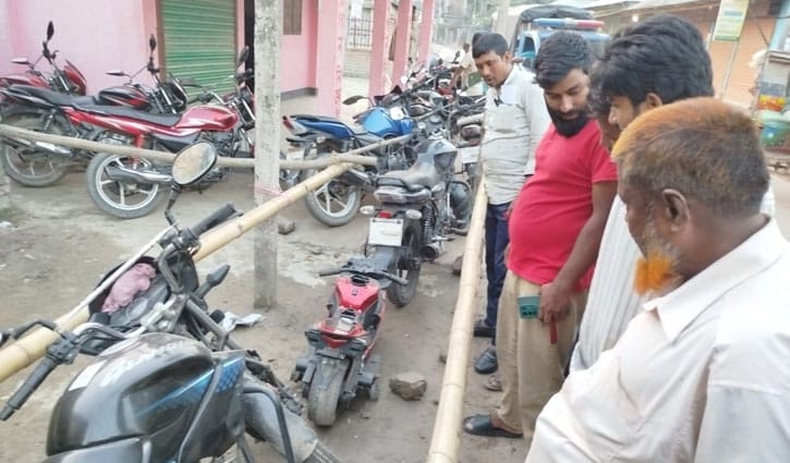 ফুলবাড়ীতে তেল পাম্পের সিরিয়ালে খেলনা মোটরসাইকেল