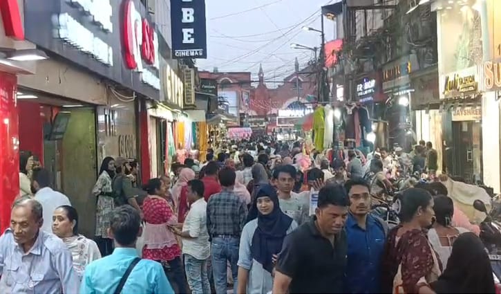 চিকিৎসার ফাঁকে নামমাত্র কেনাকাটা, নিউ মার্কেটে নেই চিরচেনা সেই বাংলাদেশি ভিড়