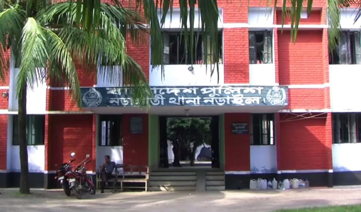 নিজের ট্রলির নিচে চাপা পড়ে তরুণের মৃত্যু