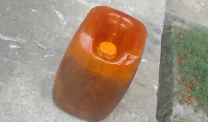 কেসিসির গাড়ি থেকে ‘তেল চুরি’র সময় হাতেনাতে ধরা চালক