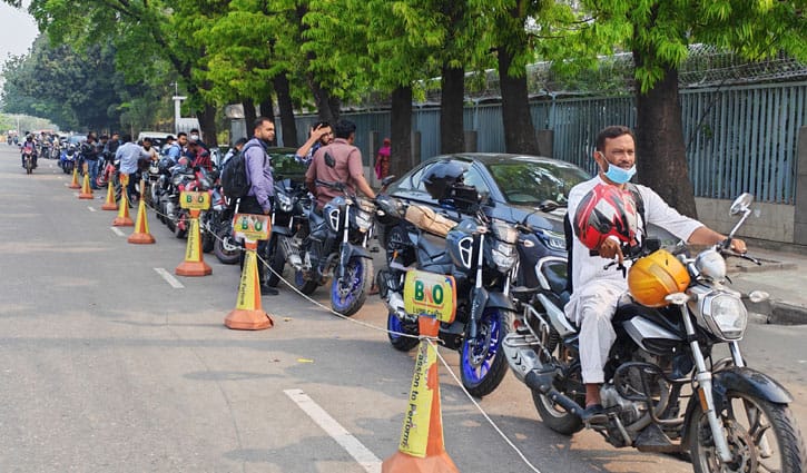তেজগাঁও-মহাখালীতে পাম্প বন্ধ, বিজয় সরণিতে তেল নিতে দীর্ঘ লাইন