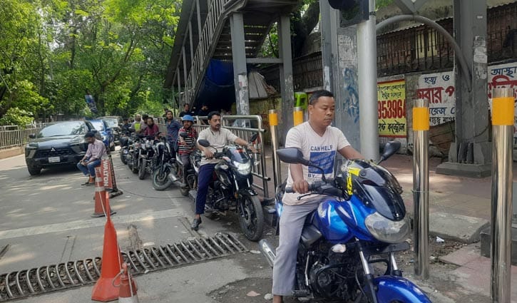 ছুটির দিনেও তেলের জন্য দীর্ঘ সারি