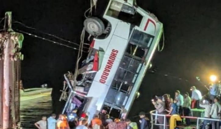 পদ্মায় বাসডুবি: প্রাণহানি বেড়ে ২৬