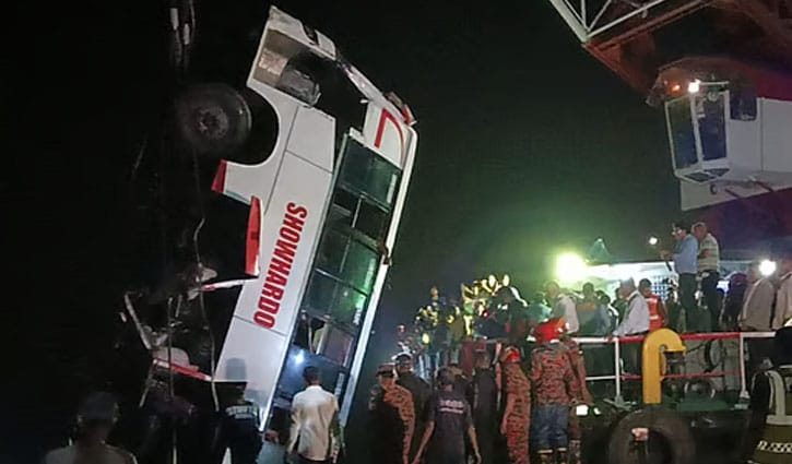 পদ্মায় ডুবে যাওয়া বাসটি তোলা হয়েছে, লাশ বেড়ে ১৬