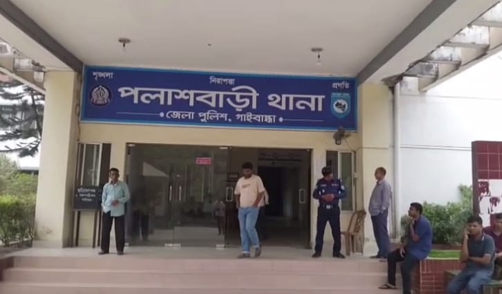 রাস্তার পাশে পড়ে ছিল যুবকের মরদেহ