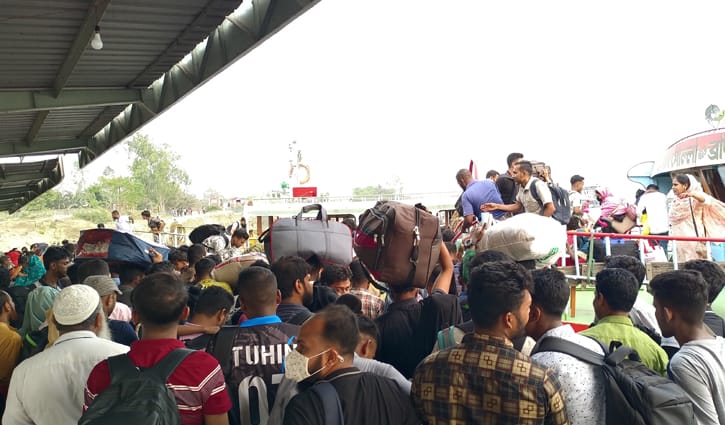 পাটুরিয়া লঞ্চঘাটে যাত্রীদের ভিড়