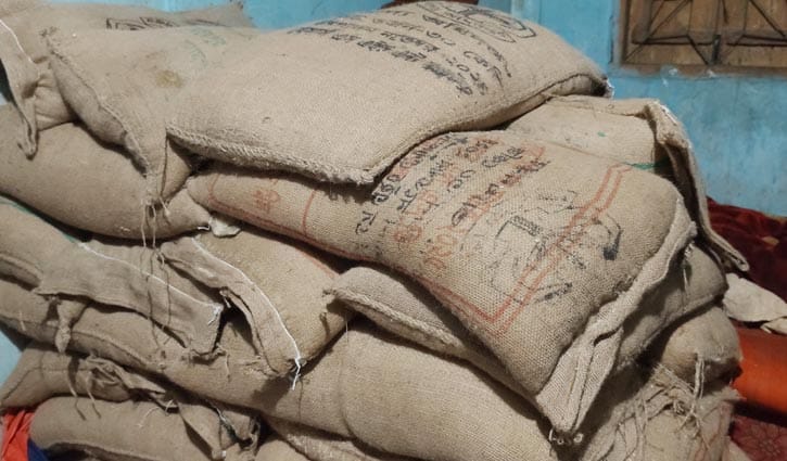 ডিলারের ঘরে খাদ্যবান্ধব কর্মসূচির চাল, জরিমানা